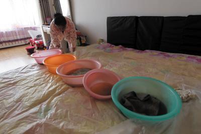 安国楼上漏水，住户失联，小区没物管，业主维权难！律师来支招……